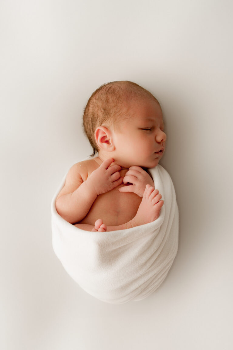 Photo de nouveau-né en studio, détails tendres et délicats du visage d’un bébé endormi. Photographe de grossesse et nouveau-né dans l'Oise