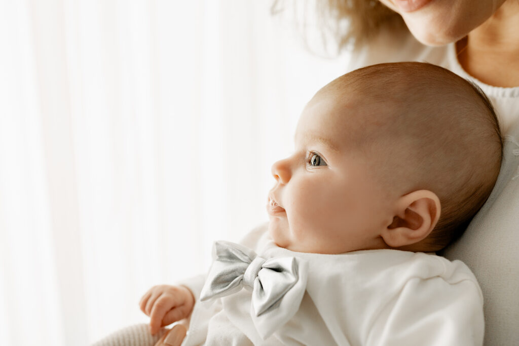 Bébé de profil avec les yeux ouvert